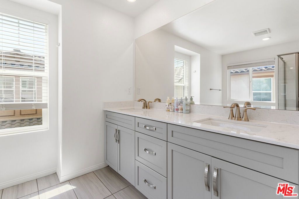 Image 15 of property listing at 17105 Zion Drive, Canyon Country, CA 91387