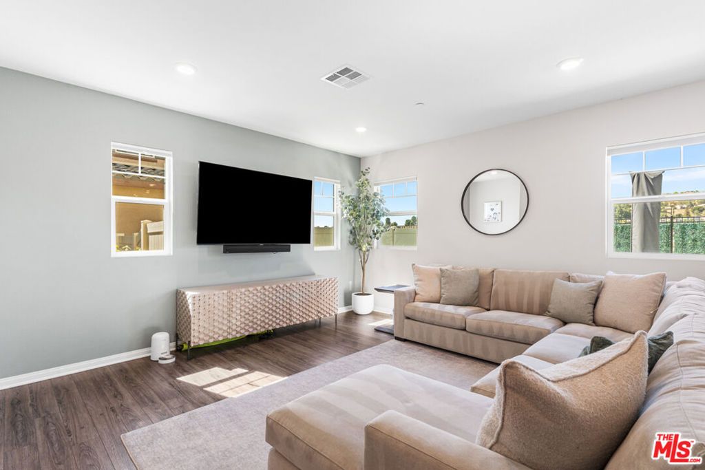 Image 7 of property listing at 17105 Zion Drive, Canyon Country, CA 91387