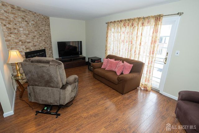 21 Rosewood Court, Sayreville, NJ 08872