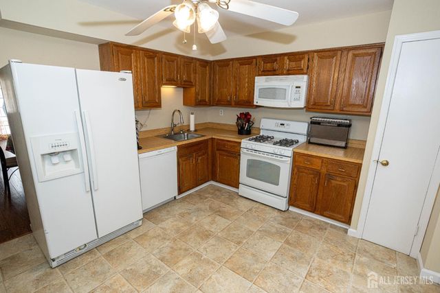 21 Rosewood Court, Sayreville, NJ 08872