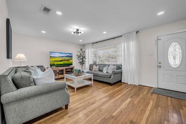 922 Innsdale Drive, Houston, TX 77076