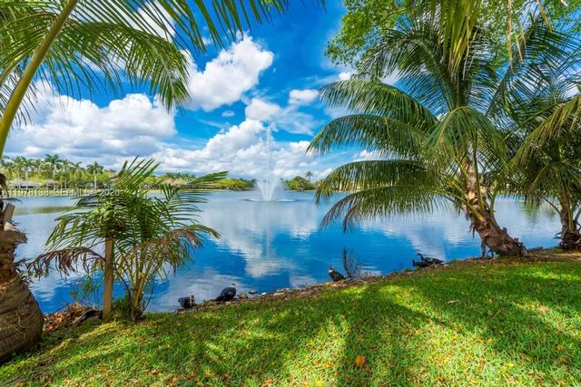 529 Lakeside Cir, Sunrise, FL 33326