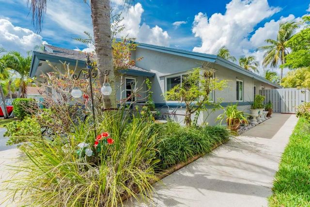 529 Lakeside Cir, Sunrise, FL 33326