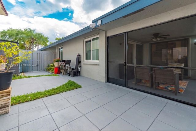 529 Lakeside Cir, Sunrise, FL 33326