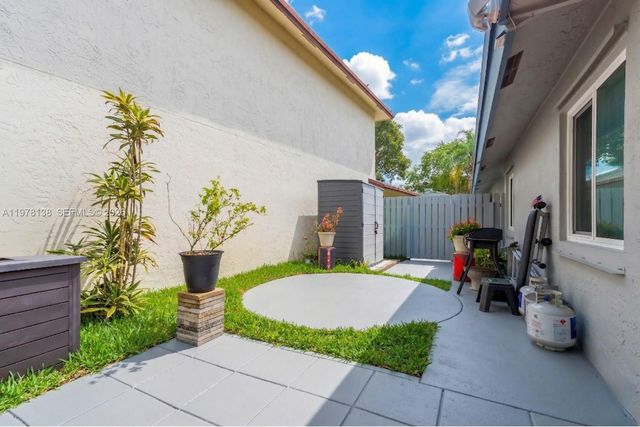 529 Lakeside Cir, Sunrise, FL 33326