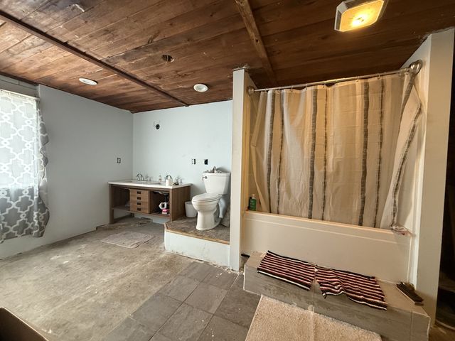 496 Rockhouse Rd, Hohenwald, TN 38462