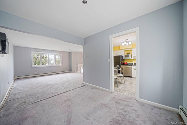 6 Oatley Place, Commack, NY 11725
