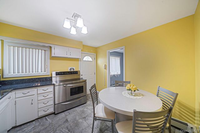 6 Oatley Place, Commack, NY 11725