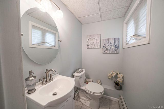 6 Oatley Place, Commack, NY 11725