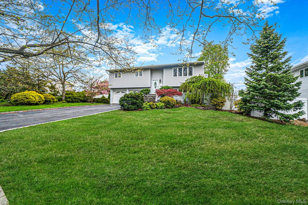 6 Oatley Place, Commack, NY 11725