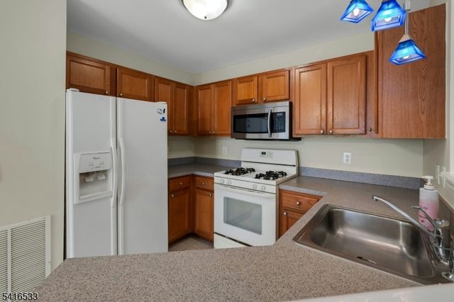 22 Mountainside Dr 22, Pompton Lakes Boro, NJ 07442