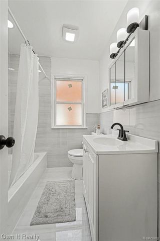 18429 Strathmoor Street, Detroit, MI 48235