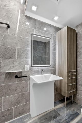 300 Bayview Dr 1009, Sunny Isles Beach, FL 33160