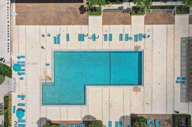 300 Bayview Dr 1009, Sunny Isles Beach, FL 33160