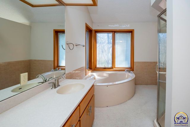 3817 SW Wood Valley DR, Topeka, KS 66610