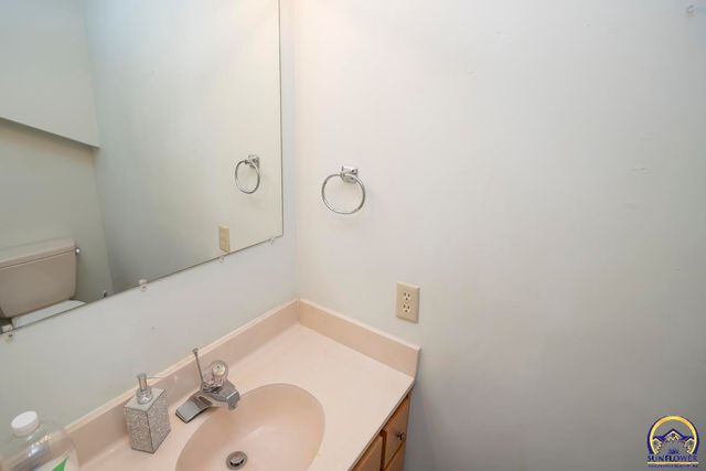 3817 SW Wood Valley DR, Topeka, KS 66610