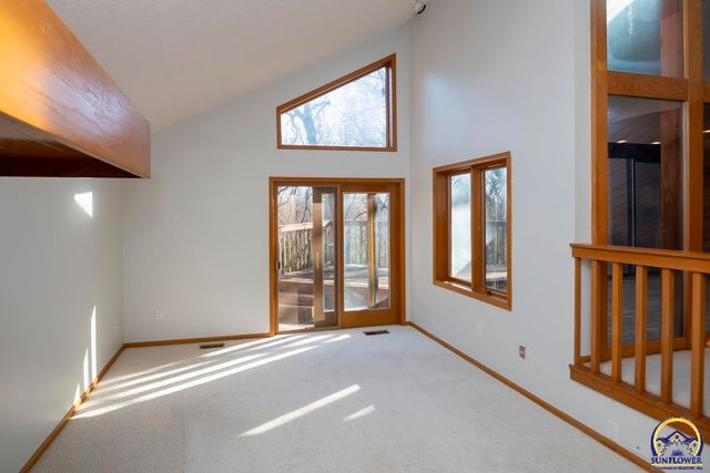 3817 SW Wood Valley DR, Topeka, KS 66610