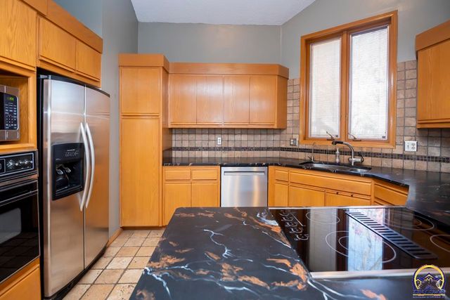 3817 SW Wood Valley DR, Topeka, KS 66610