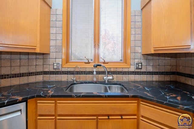 3817 SW Wood Valley DR, Topeka, KS 66610