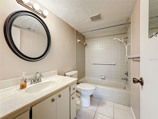 760 VILLAGE CIRCLE 109, Venice, FL 34292