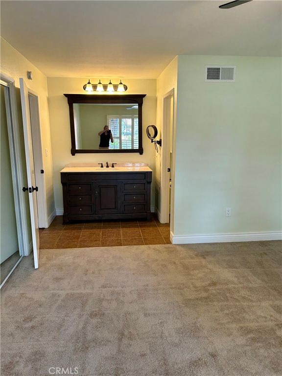 Image 15 of property listing at 18901 Circle Of The Oaks, Newhall, CA 91321