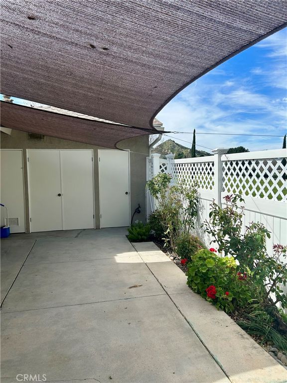 Image 20 of property listing at 18901 Circle Of The Oaks, Newhall, CA 91321