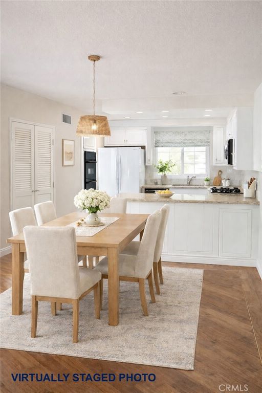 Image 7 of property listing at 18901 Circle Of The Oaks, Newhall, CA 91321