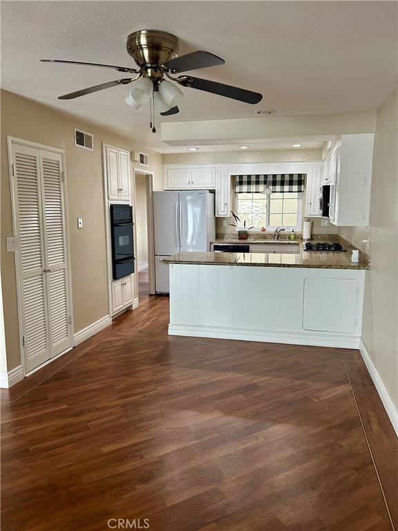 Image 8 of property listing at 18901 Circle Of The Oaks, Newhall, CA 91321