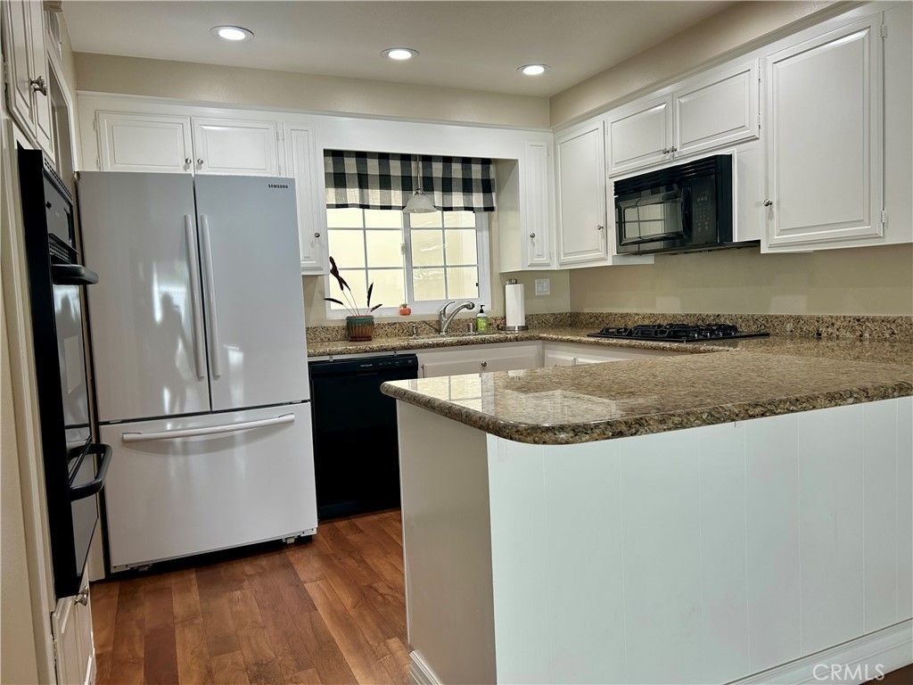 Image 9 of property listing at 18901 Circle Of The Oaks, Newhall, CA 91321