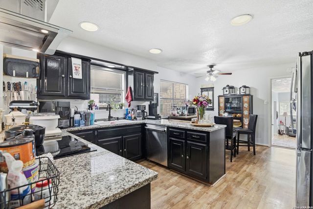 701 OAKLAND HILLS LN, Kerrville, TX 78028