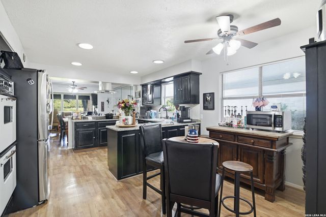 701 OAKLAND HILLS LN, Kerrville, TX 78028
