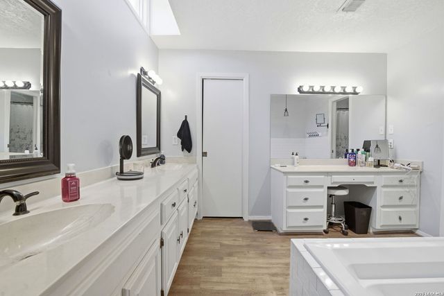 701 OAKLAND HILLS LN, Kerrville, TX 78028