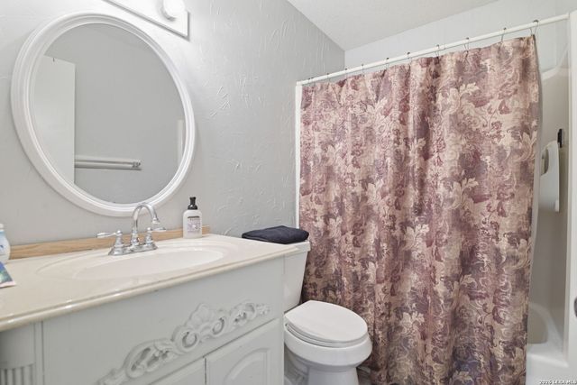 701 OAKLAND HILLS LN, Kerrville, TX 78028