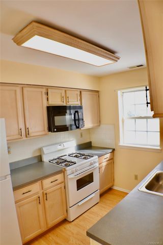 305 Gazebo Court, New Windsor, NY 12553