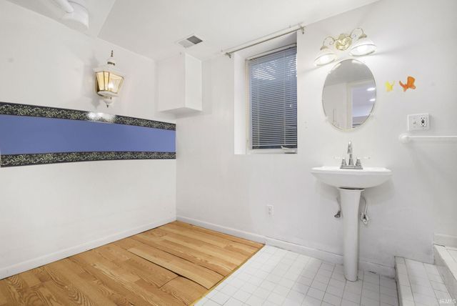 525 W Wayne Street, Middlebury, IN 46540