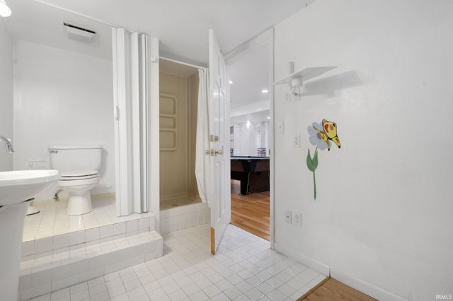 525 W Wayne Street, Middlebury, IN 46540