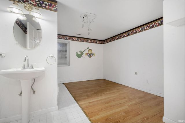 525 W Wayne Street, Middlebury, IN 46540