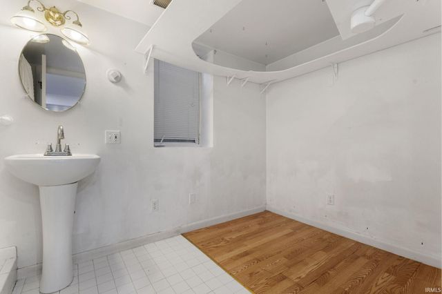 525 W Wayne Street, Middlebury, IN 46540