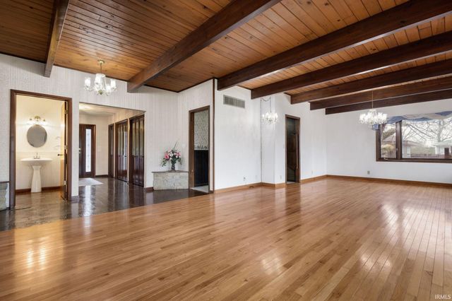 525 W Wayne Street, Middlebury, IN 46540