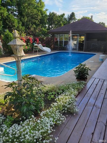 525 W Wayne Street, Middlebury, IN 46540