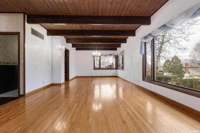 525 W Wayne Street, Middlebury, IN 46540