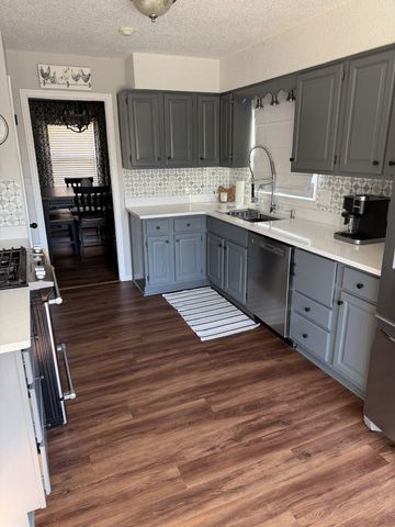 525 Castlegate Dr, Nashville, TN 37217