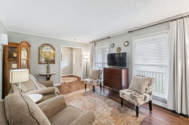 525 Castlegate Dr, Nashville, TN 37217