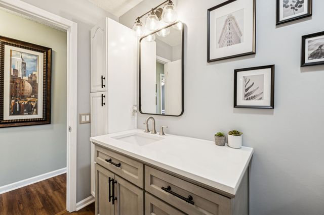 525 Castlegate Dr, Nashville, TN 37217