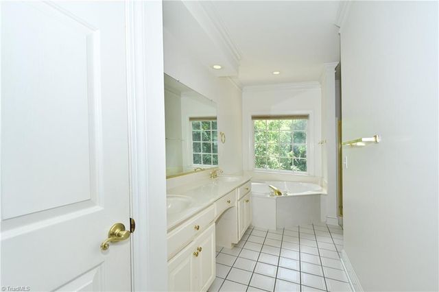 4244 Saddlewood Forest Drive, Winston-salem, NC 27106