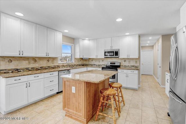 27 Regency Way, Manalapan, NJ 07726
