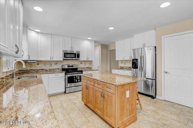 27 Regency Way, Manalapan, NJ 07726