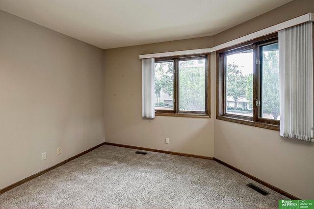 806 N 131 Court, Omaha, NE 68154