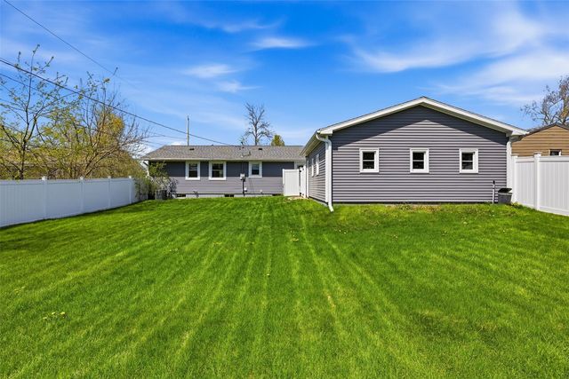 2765 14th Ave, Marion, IA 52302