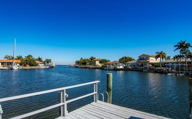 2096 MASSACHUSETTS AVENUE NE, St Petersburg, FL 33703